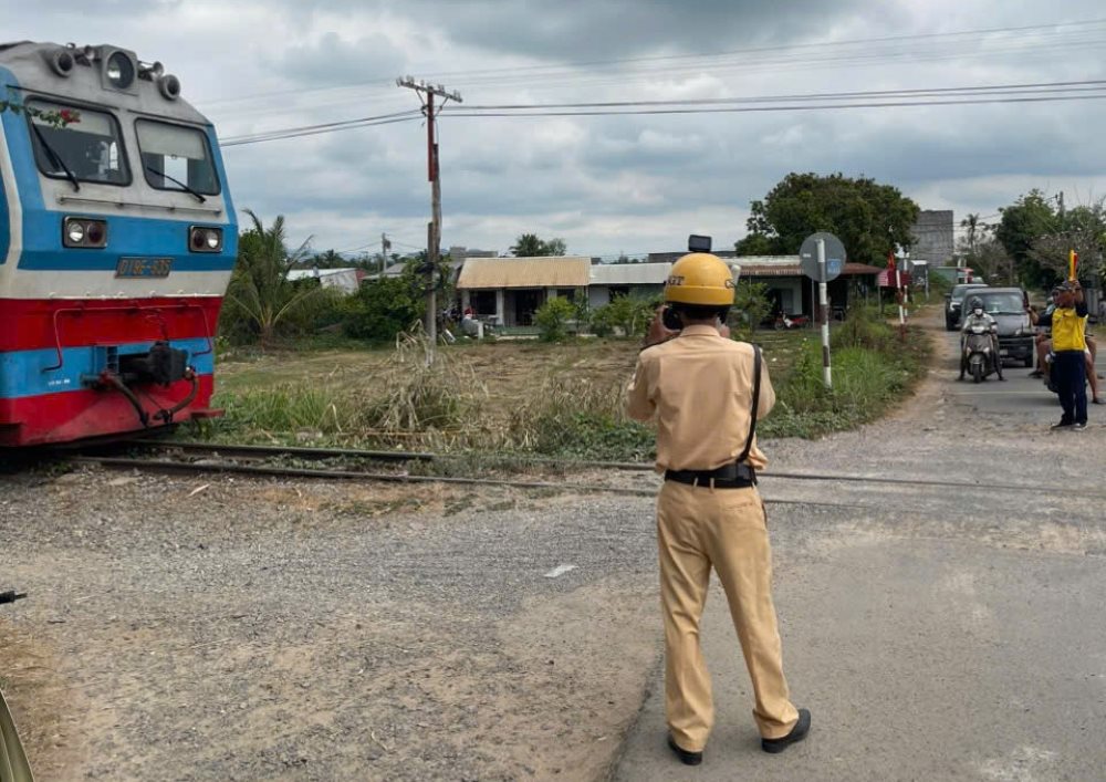Cảnh sát Giao thông túc trực xử lý phương tiện vi phạm an toàn đường sắt. Ảnh: Phạm Duy 