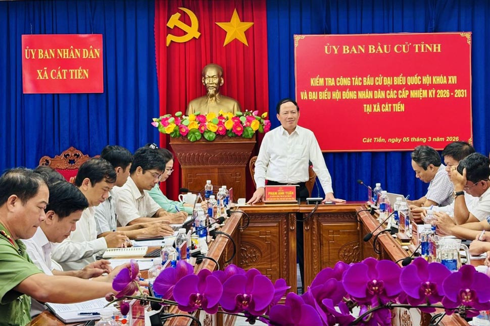 Ông Phạm Anh Tuấn kiểm tra công tác chuẩn bị bầu cử tại xã Xuân An. Ảnh: Ngọc Minh