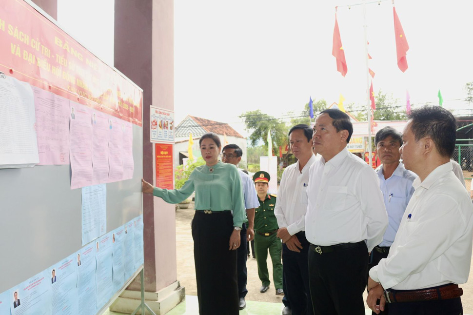 Ông Phạm Anh Tuấn kiểm tra khu vực niêm yết danh sách người ứng cử tại điểm bỏ phiếu thôn Xuân An (xã Xuân An). Ảnh: Ngọc Minh