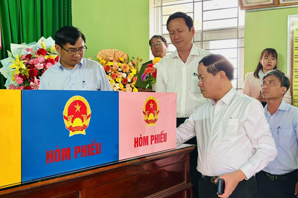 Ông Phạm Anh Tuấn kiểm tra