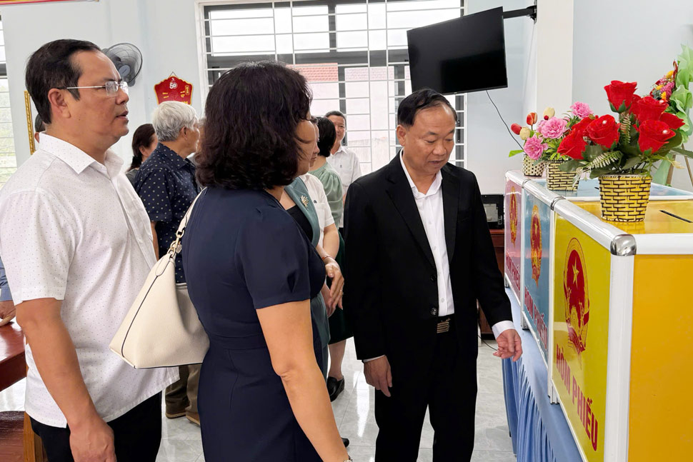 Ông Thái Đại Ngọc  kiểm tra hòm phiếu tại khu vực bỏ phiếu