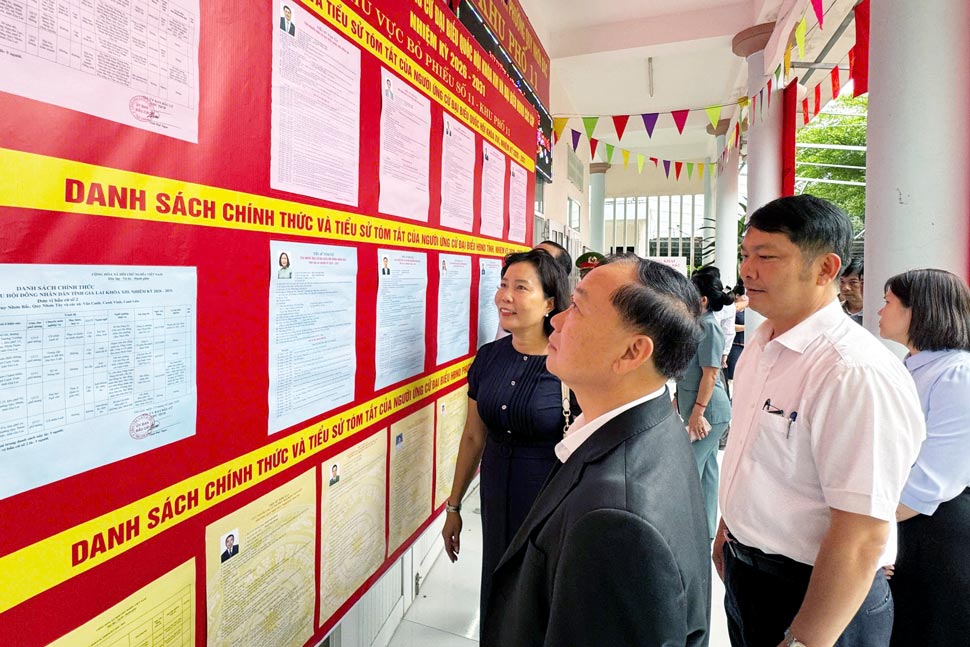 Mr. Thai Dai Ngoc - Member of the Party Central Committee, Secretary of the Provincial Party Committee, Chairman of the Gia Lai Provincial Election Commission (UBBC) - inspects the election preparation work in Quy Nhon Bac ward. Photo: Hoai Phuong