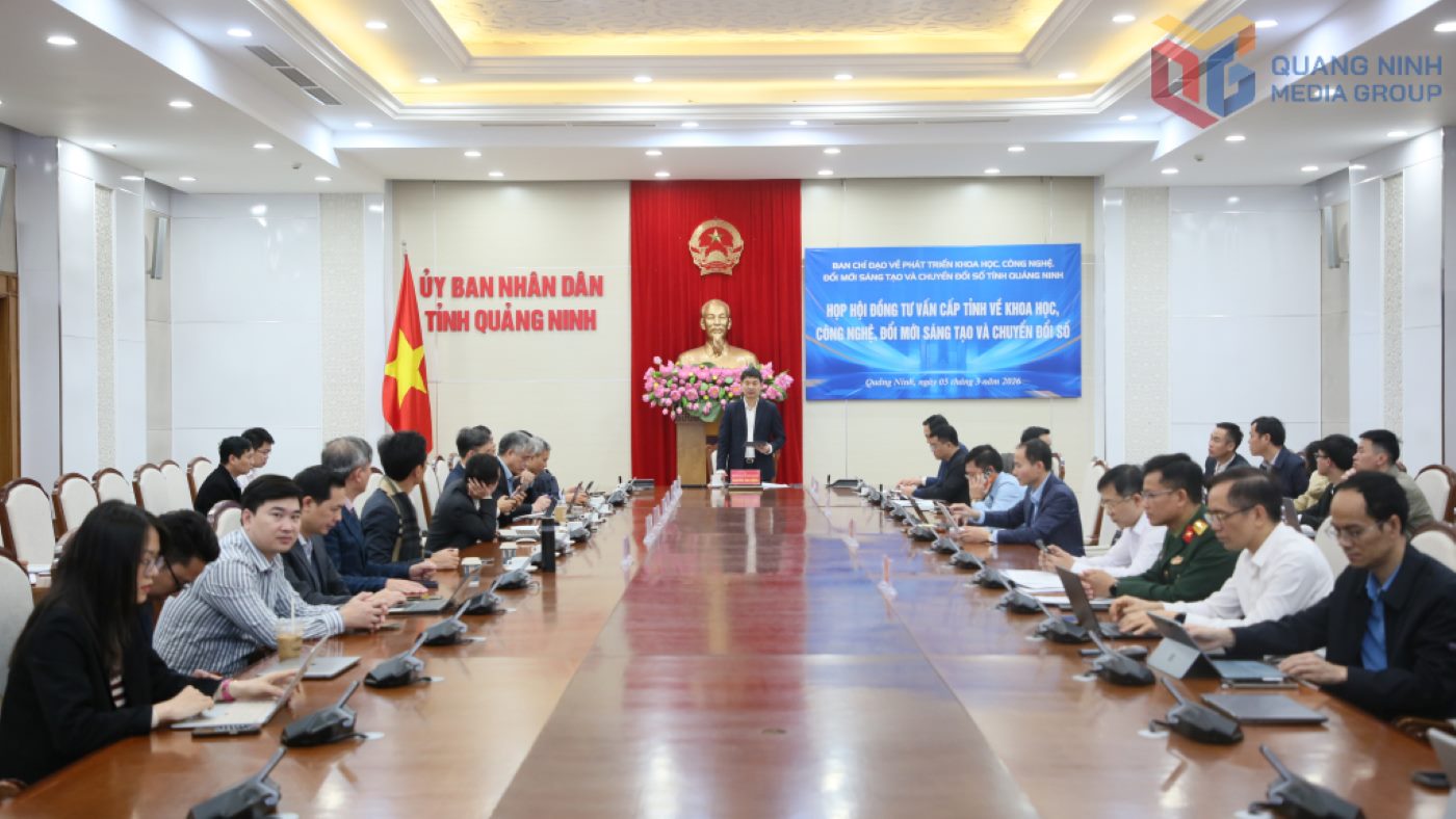 Mr. Nguyen Van Cong - Vice Chairman of Quang Ninh Provincial People's Committee, Chairman of the Provincial Advisory Council on science, technology, innovation and digital transformation - chaired the meeting. Photo: Minh Ha
