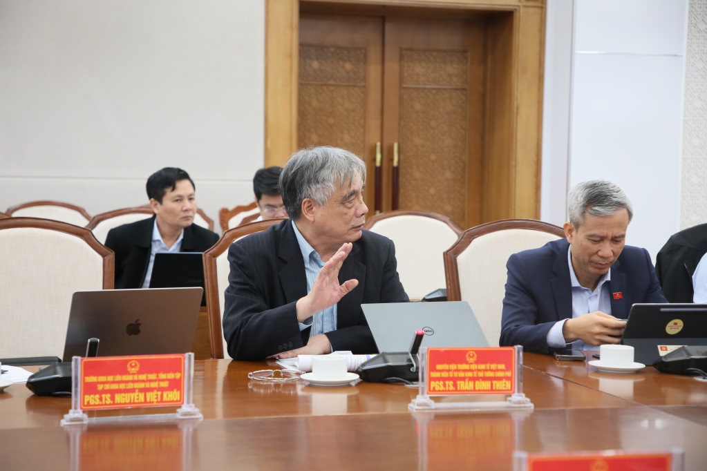 Thành viên Hội đồng đóng góp một số ý kiến đóng góp vào Đề án Khu kinh tế số và tri thức tự do Quảng Ninh. Ảnh: Minh Hà