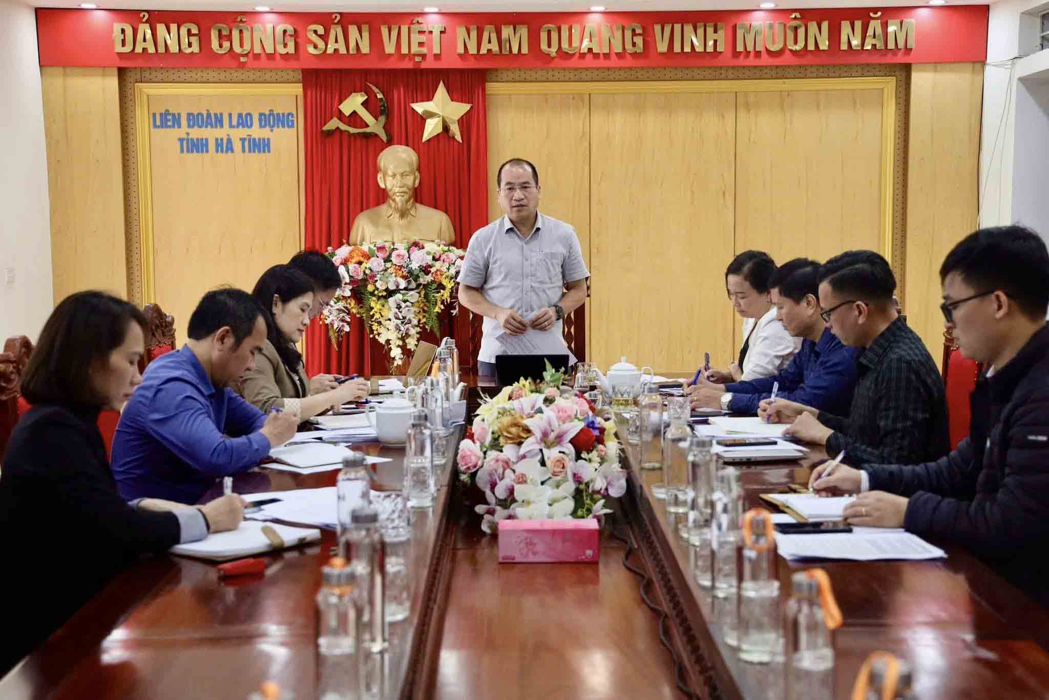 Ha Tinh Provincial Labor Federation organizes a conference to give opinions on some important contents. Photo: Mai Anh
