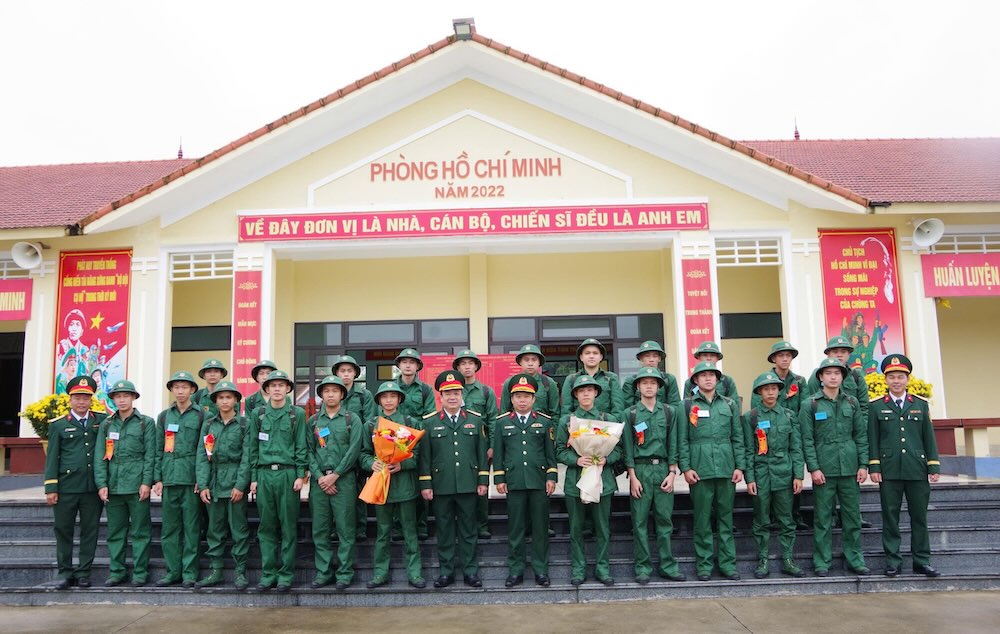 꽝찌성 군사령부 지도자들이 2026년에 입대하여 842 보병 연대에서 훈련 및 학습을 받는 군인들에게 꽃을 전달하고 격려하고 있습니다. 사진: 쑤언 디엔