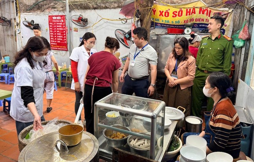 Cơ sở bán bún riêu bị xử phạt vì vi phạm an toàn thực phẩm. Ảnh: Ban Chỉ đạo An toàn thực phẩm Hà Nội
