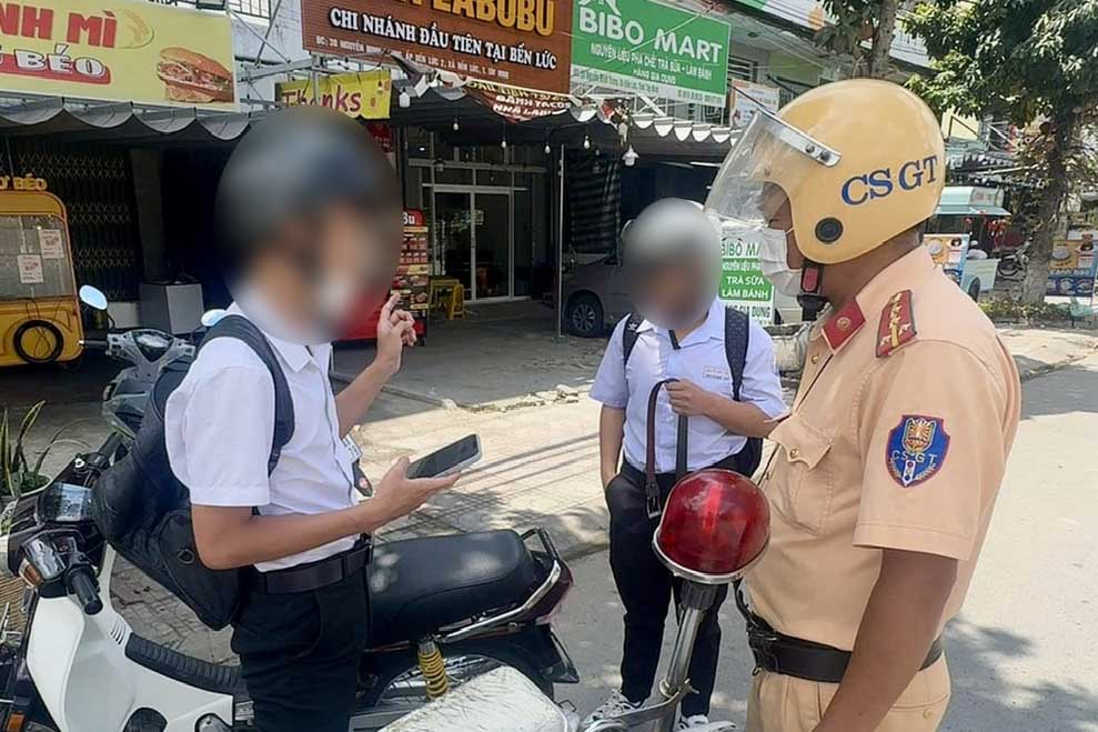 タイニン省は交通安全秩序違反の生徒の取り締まりを強化。写真:タイン・ヴー