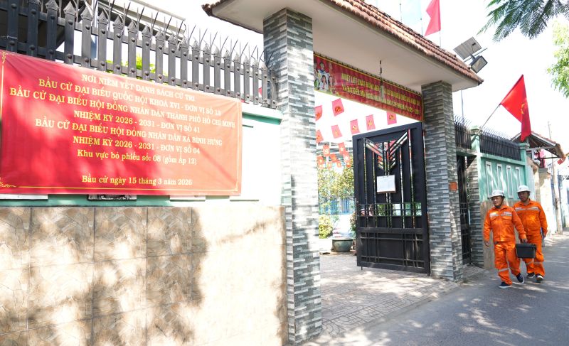 EVNHCMC staff preparing to inspect electrical safety at a location listing lists and elections of National Assembly and People's Council deputies at all levels. Photo: EVNHCMC provided