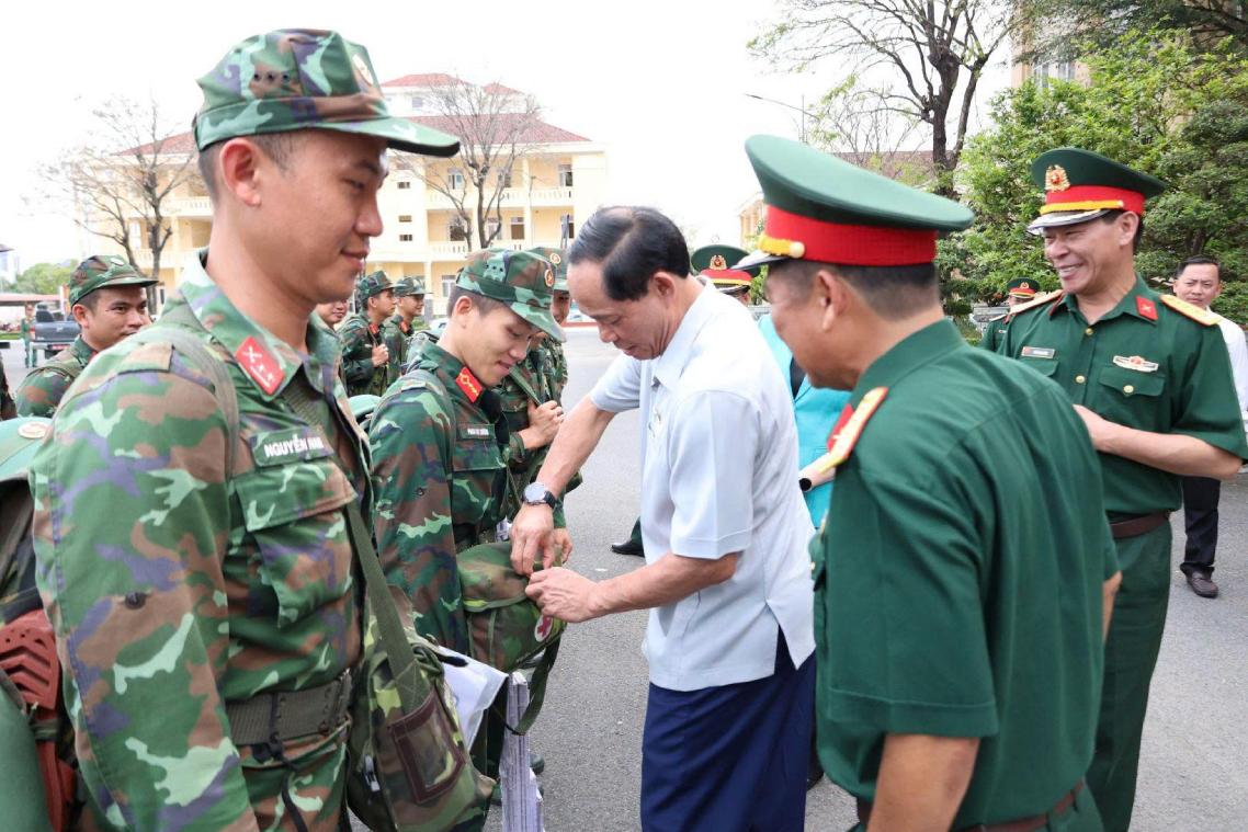 Phó Chủ tịch Quốc hội Trần Quang Phương kiểm tra quân trang của các chiến sĩ thực hiện nhiệm vụ bảo đảm an ninh trật tự, an toàn xã hội phục vụ bầu cử. Ảnh: Tạ Quang