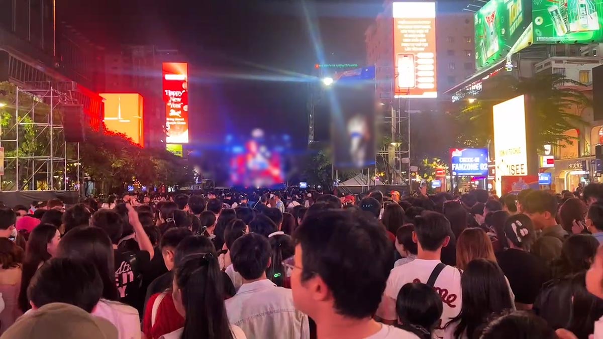 Traffic jam due to rampant festivals on Le Loi and Nguyen Hue streets, people hope to stop the chaotic scene. Photo: Nhu Quynh
