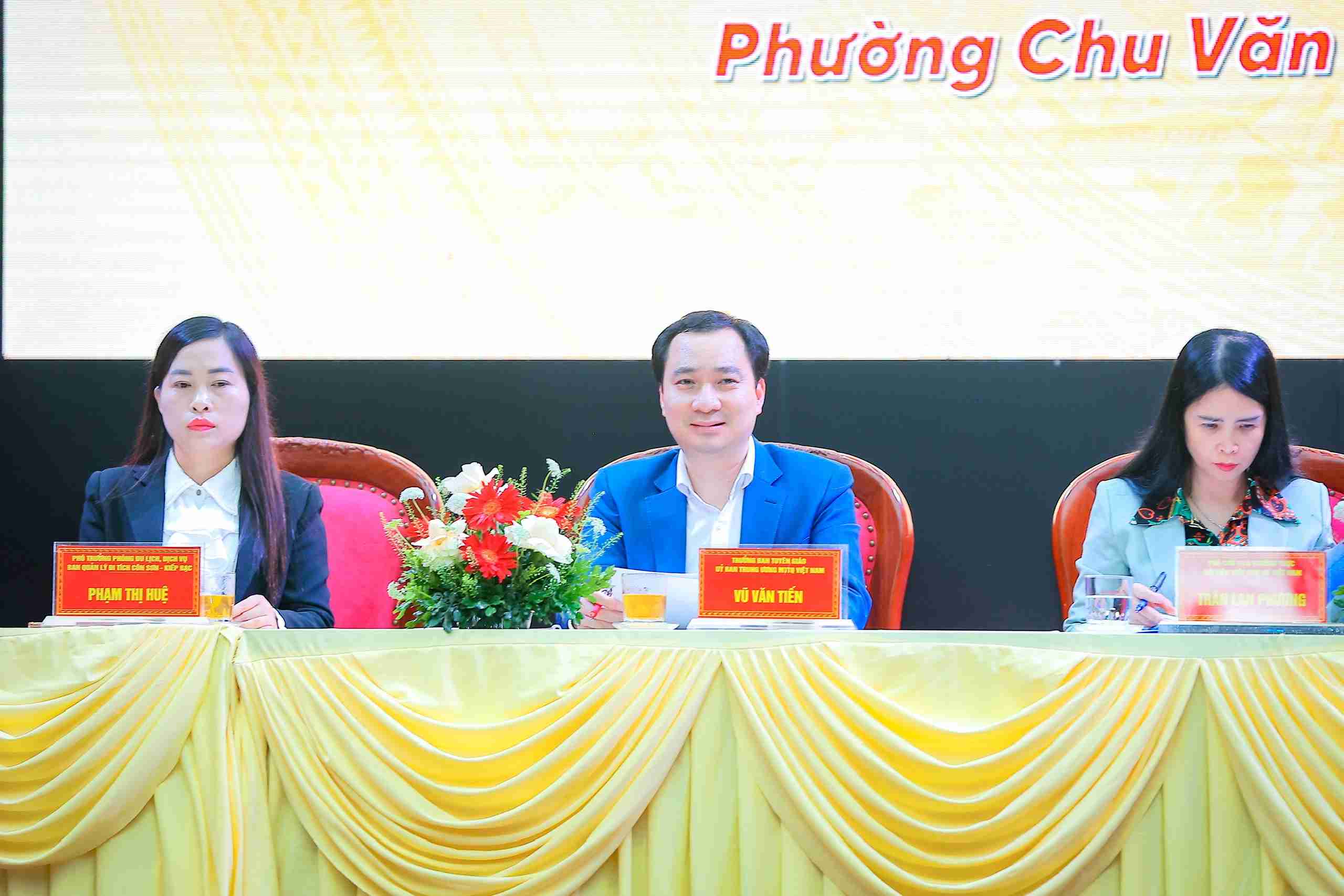 Buổi tiếp xúc cử tri được tổ chức theo hình thức trực tiếp kết hợp trực tuyến.