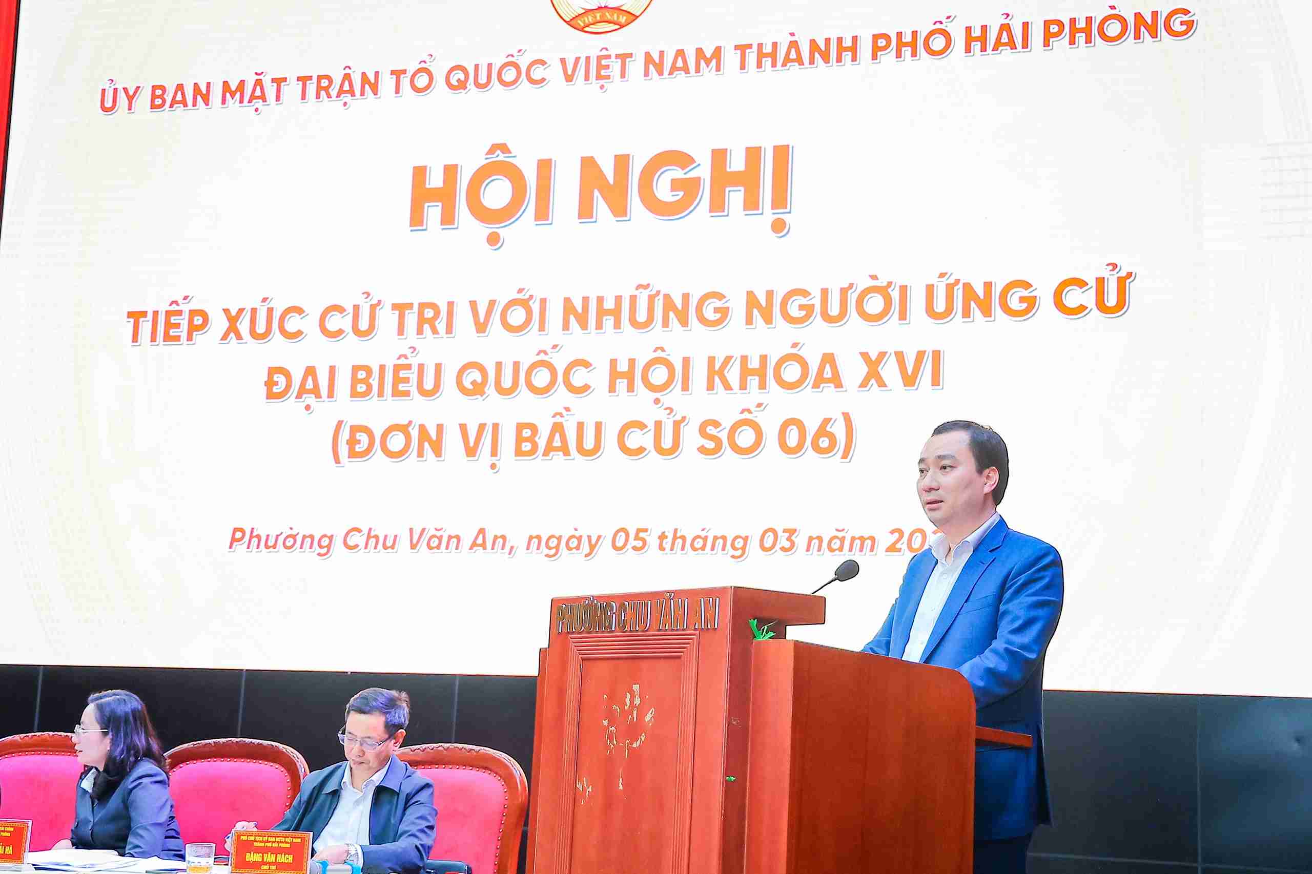 Mr. Vu Van Tien speaks at a meeting with voters in Chu Van An ward. Photo: Hai Minh