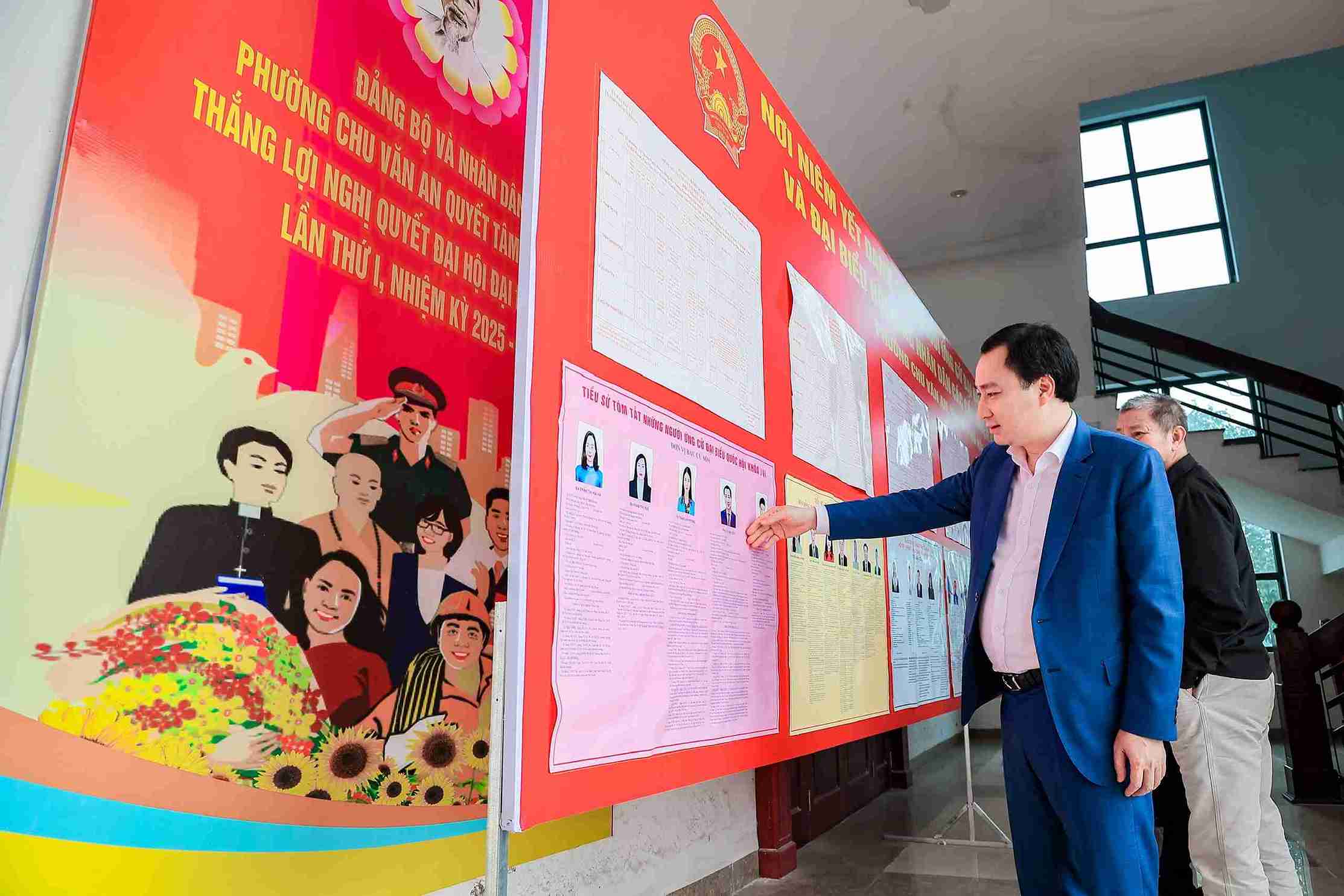 Ông Vũ Văn Tiến tại khu vực niêm yết danh sách ứng cử viên đại biểu Quốc hội.