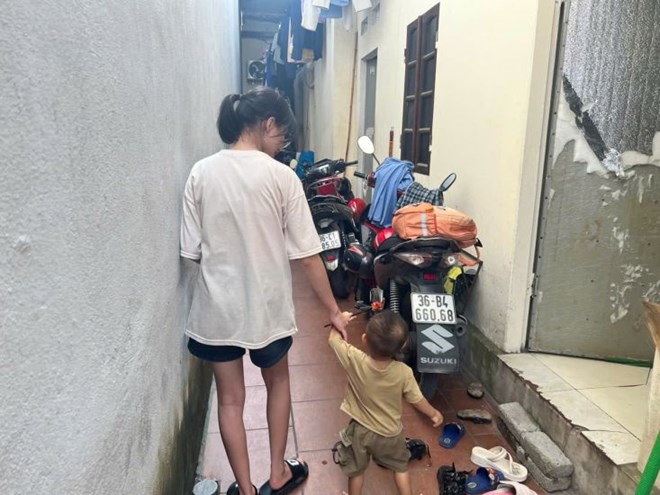 Female workers have to shoulder 2 shoulders, both being the pillar of family care and fulfilling their work at the factory. Photo: Minh Huong
