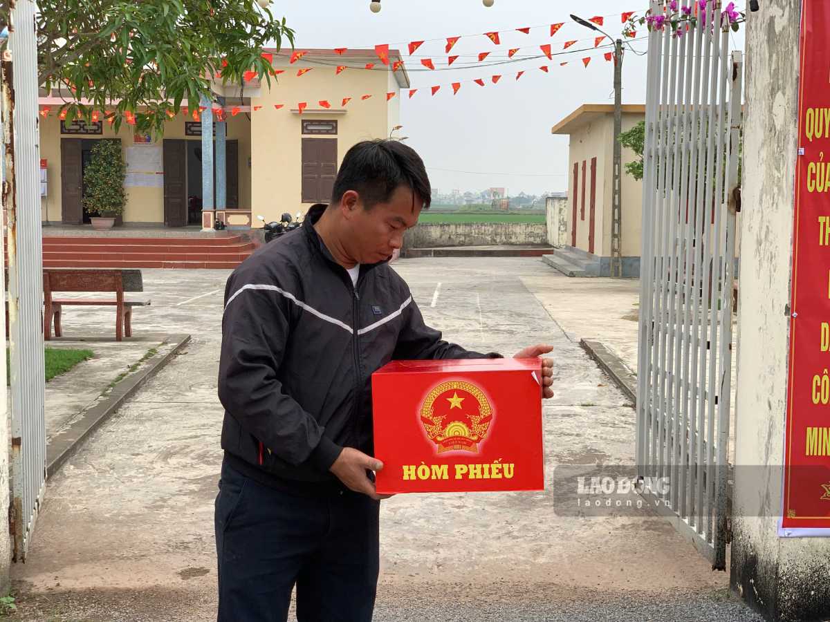 Mobile ballot box of the Election Team of Voting Area No. 7, Giao Phuc commune. Photo: Luong Ha