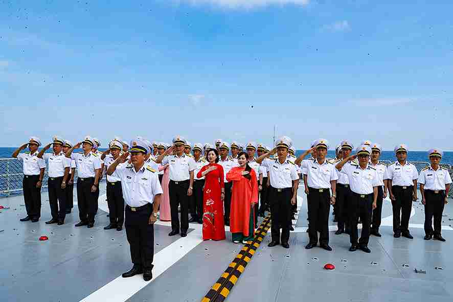 Tàu 016-Quang Trung trên hải trình đến Australia tham dự Lễ duyệt binh tàu quốc tế và Diễn tập hải quân đa phương. Ảnh: Vũ Hưởng