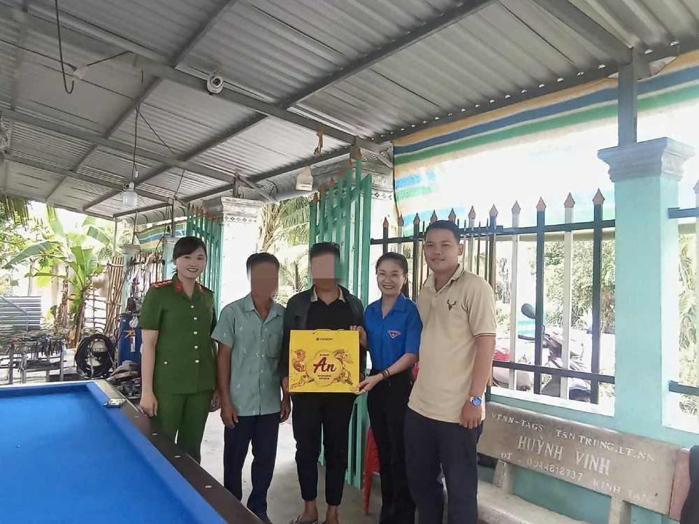 Tan Long Commune Police (Can Tho) coordinate with the Commune Youth Union to visit and encourage people after drug detoxification in the area. Photo: congan. cantho. gov. vn