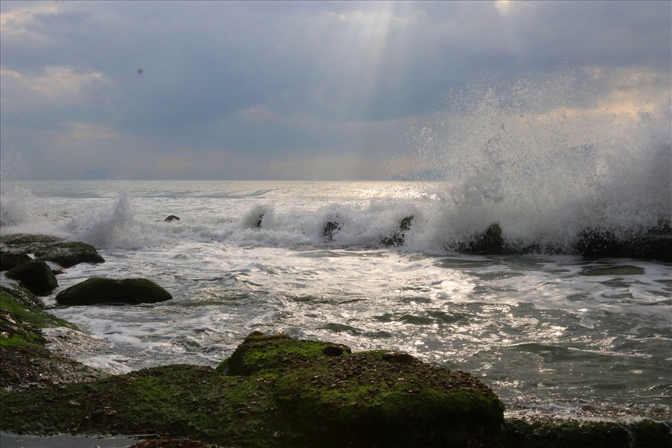 Forecast that the northeast monsoon will continue to cause unfavorable weather in some sea areas in the next 2 days. Photo: Phuong Linh