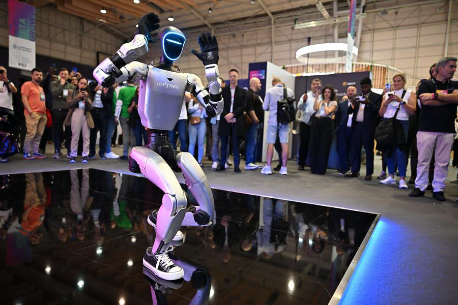 Robot of Unitree Robotics (China) performing in Portugal. Photo: Xinhua News Agency
