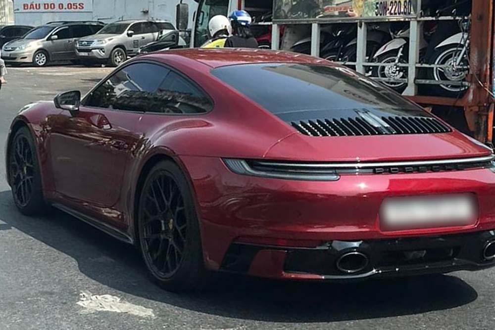 The plum-red Porsche 911 Carrera GTS attracted attention when it appeared on the streets of Ho Chi Minh City. Photo: Bao Nam