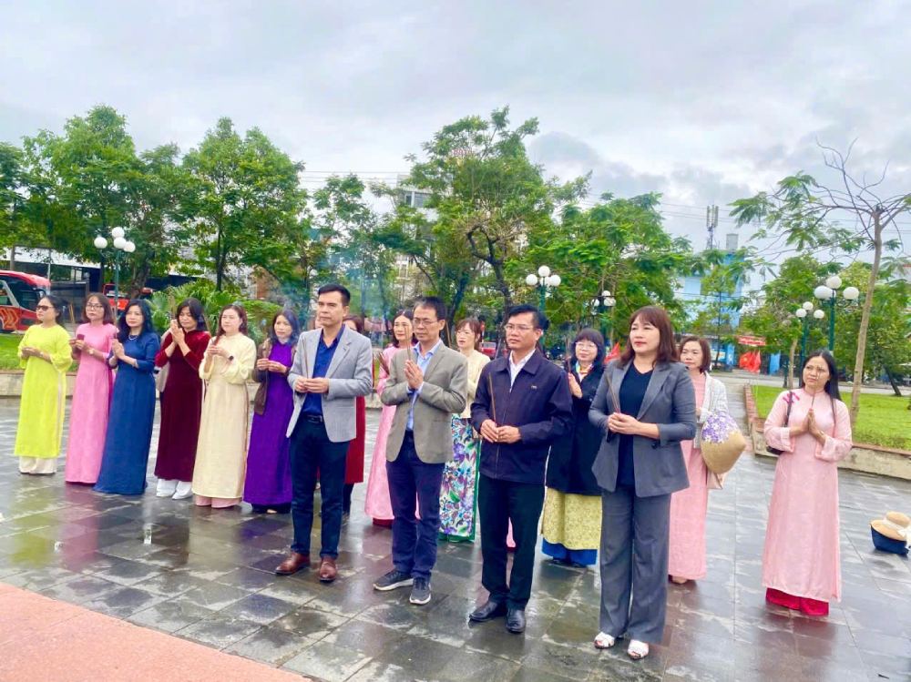 Công đoàn Đại học Huế tổ chức dâng hương tại Nghĩa trang Liệt sĩ Thành phố Huế. Ảnh: Nguyễn Duân