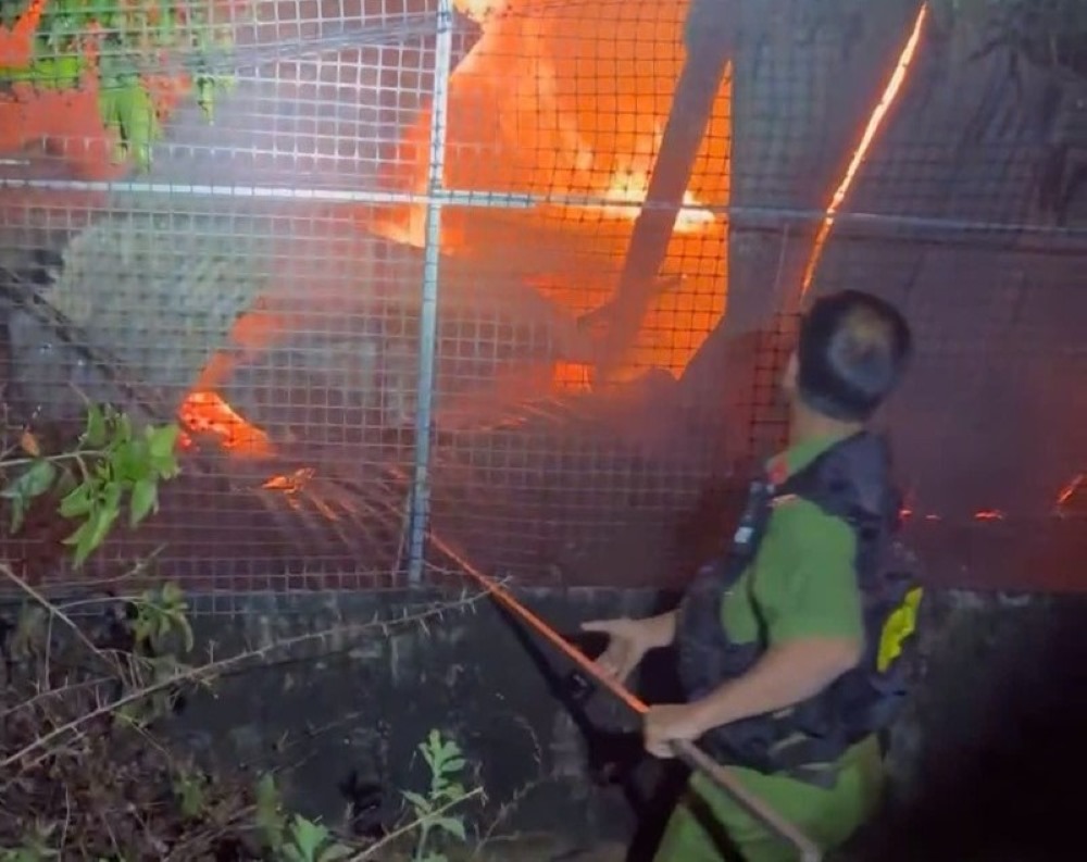 Công an xã triển khai dập lửa thời điểm xảy ra vụ cháy nhà. Ảnh: Công an 