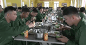New recruits of Quang Tri Border Guard talk about their first meal in the military. Photo: Quang Tri Border Guard