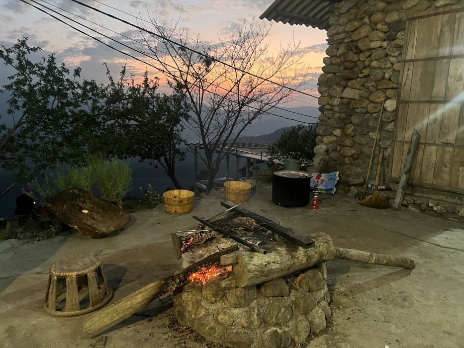 Góc sân homestay của vợ chồng anh Lù A Giàng. Ảnh: Kiều Vũ