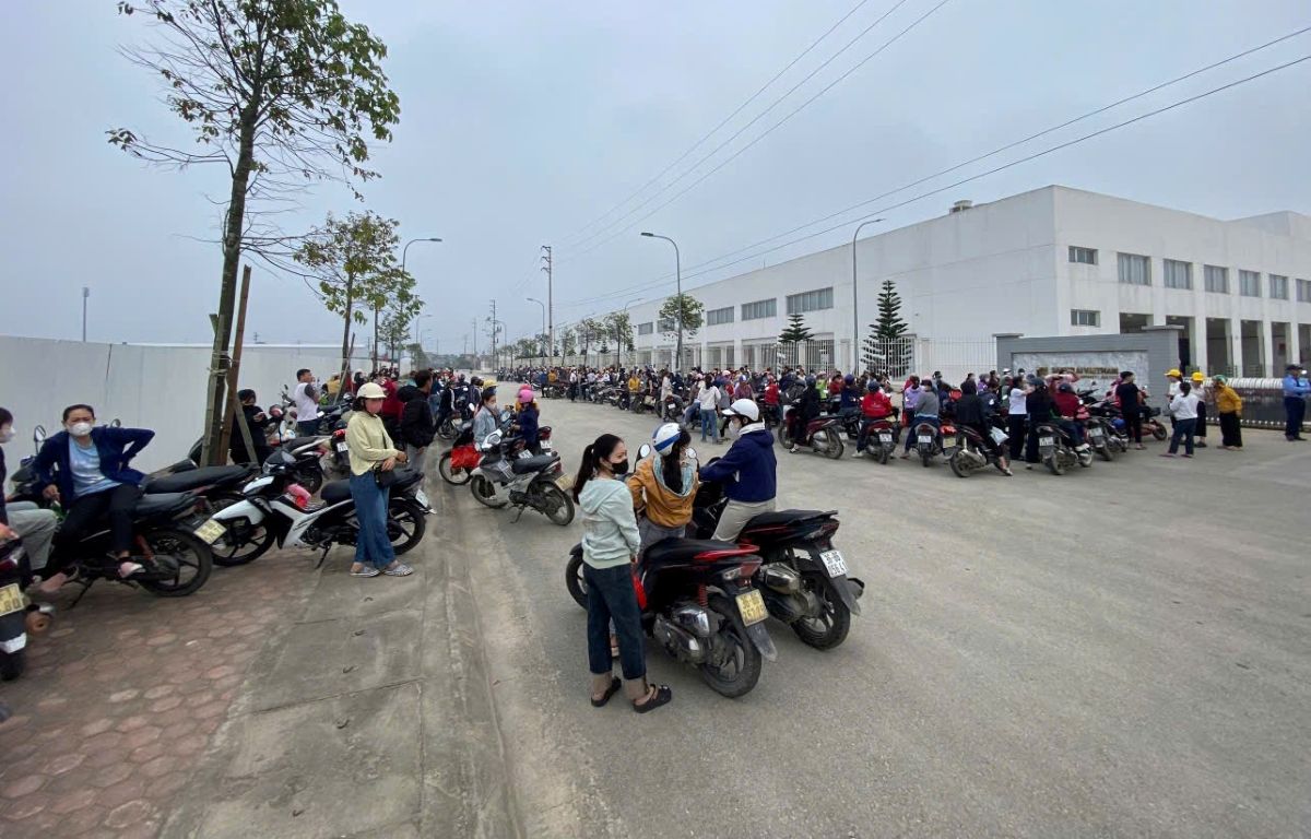 Hàng trăm người đến nộp hồ sơ ứng tuyển, làm việc tại Công ty TNHH Sakurai Việt Nam sau dịp Tết Nguyên đán Bính Ngọ. Ảnh: Quách Du