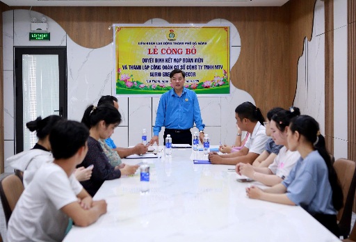 Lễ công bố quyết định thành lập Công đoàn cơ sở Công ty Aurio Greenery Decor tại Đà Nẵng. Ảnh: Hoàng Bin