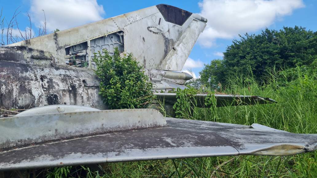 Một phần của chiếc máy bay MIG-21. Ảnh: Nhật Hồ.