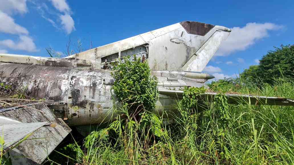 The MIG-21 aircraft in Ca Mau is exposed to sun and rain in Ca Mau. Photo: Nhat Ho