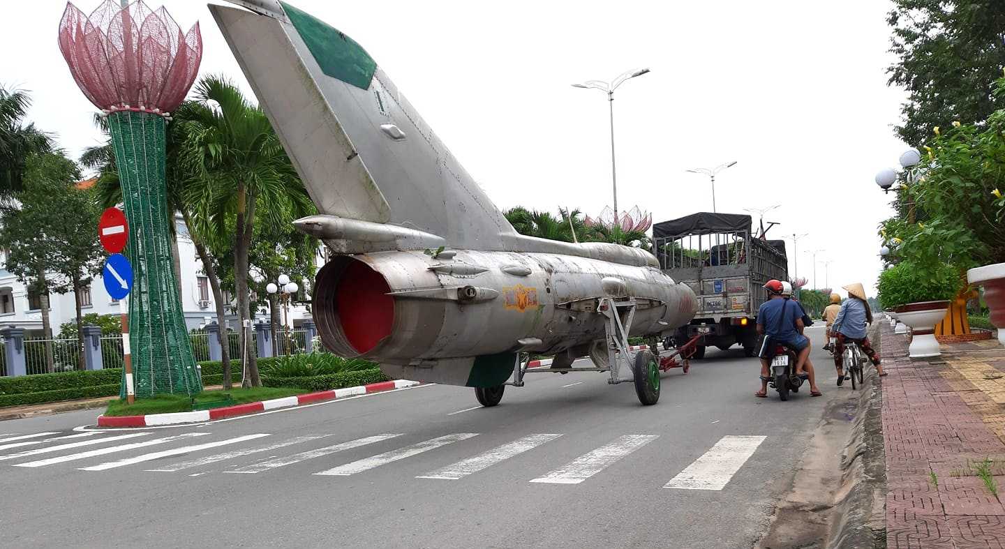 Di dời chiêc máy bay về Nhà hát Ba nón lá Bạc Liêu (ảnh chụp năm 2018). Ảnh: Nhật Hồ.