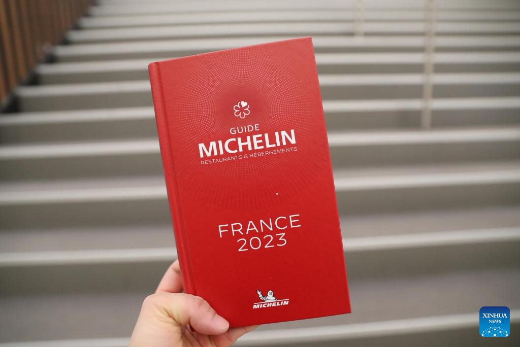 Cuốn cẩm nang Michelin (Michelin Guide). Trong hình là ấn bản Michelin Guide Pháp 2023 được ra mắt tại Strasbourg, miền Đông nước Pháp năm 2023. Ảnh: Xinhua