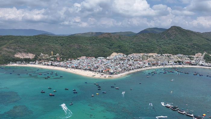 Bờ biển dài ở Gia Lai mang vẻ đẹp thiên nhiên hùng vĩ. Ảnh: Thanh Tuấn 