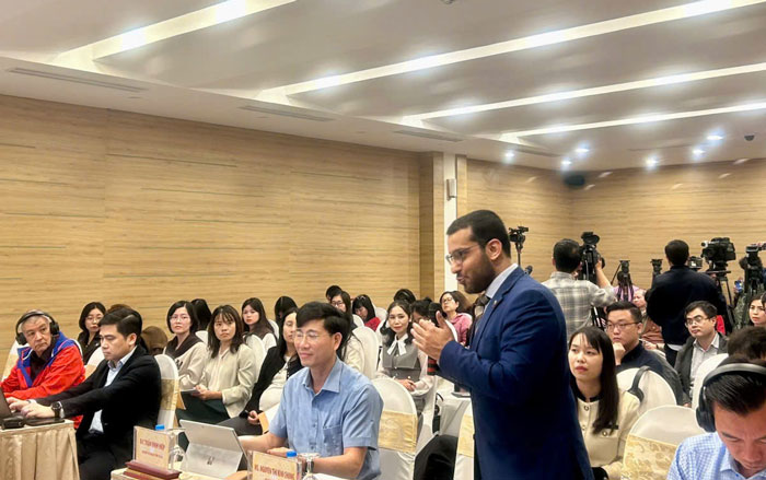 Các phóng viên nước ngoài đặt câu hỏi tại buổi họp báo quốc tế. Ảnh: Thanh Tuấn 