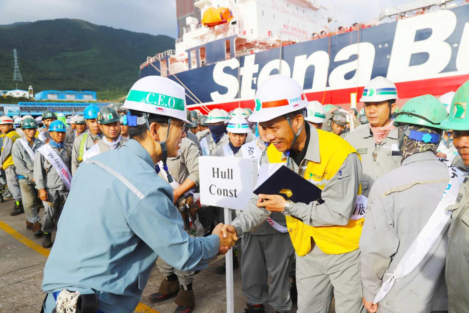 Leaders of HD Hyundai Vietnam Company (Khanh Hoa province) and workers jointly commit to implementing labor safety in 2026. Photo: Ngan Ha