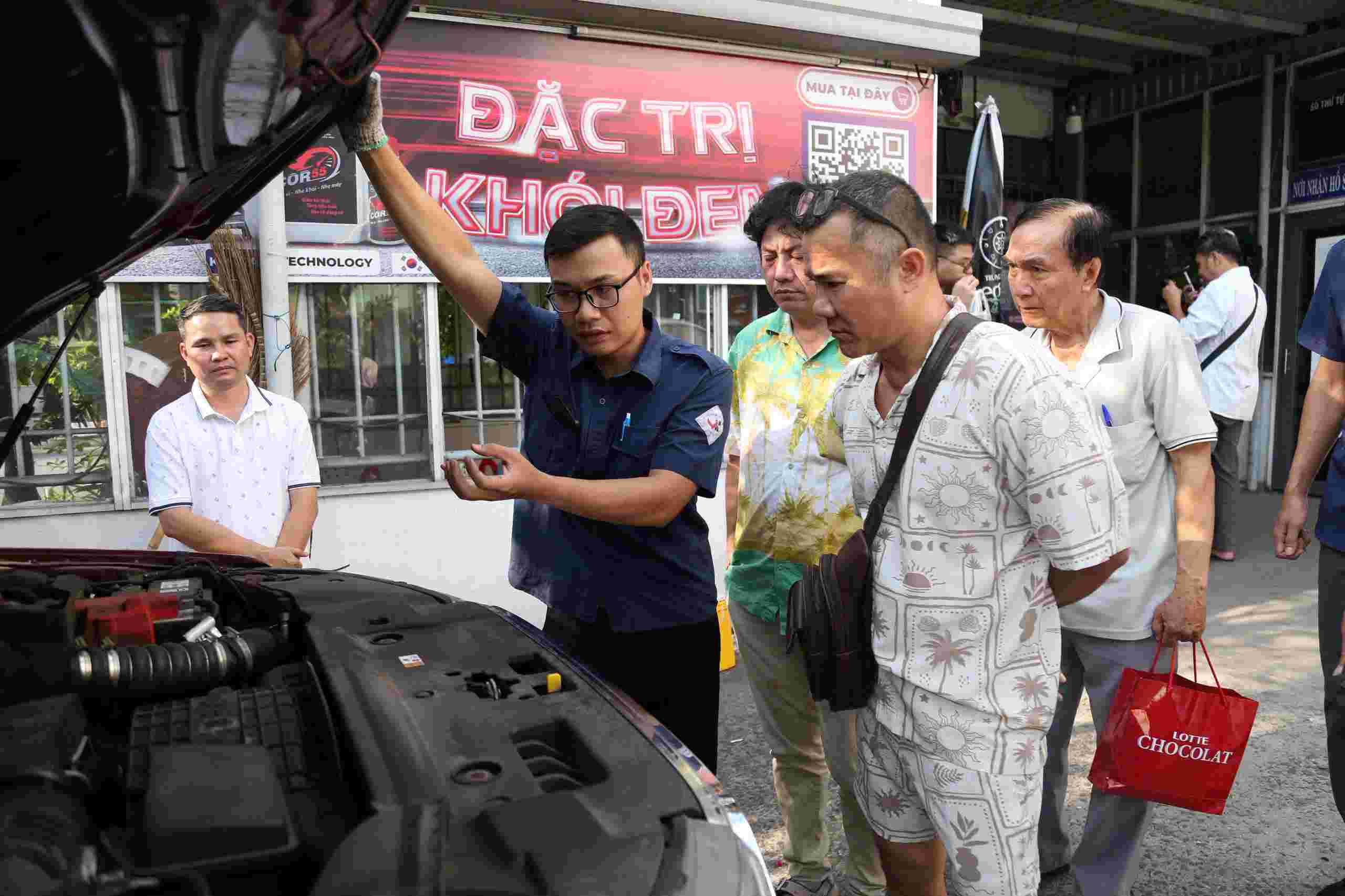 Registrar in Ho Chi Minh City disseminates and guides drivers on the new emission measurement process. Photo: Anh Tu