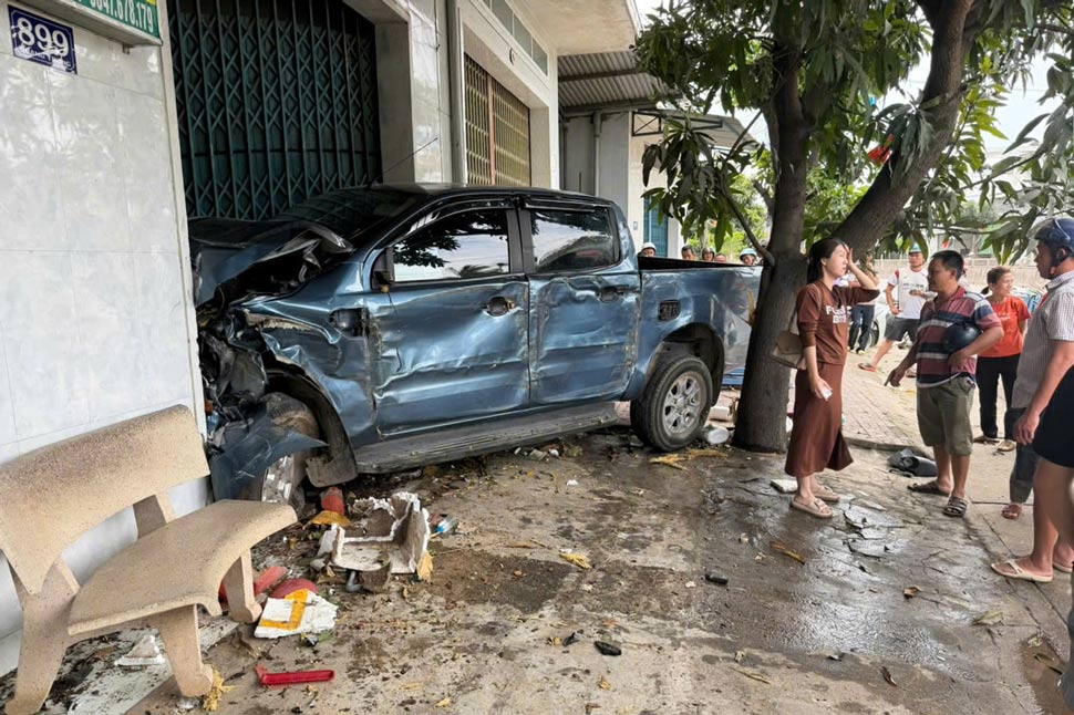 Ôtô bán tải hư hỏng nặng sau khi lao vào nhà dân bên đường. Ảnh: Nguyễn Chơn