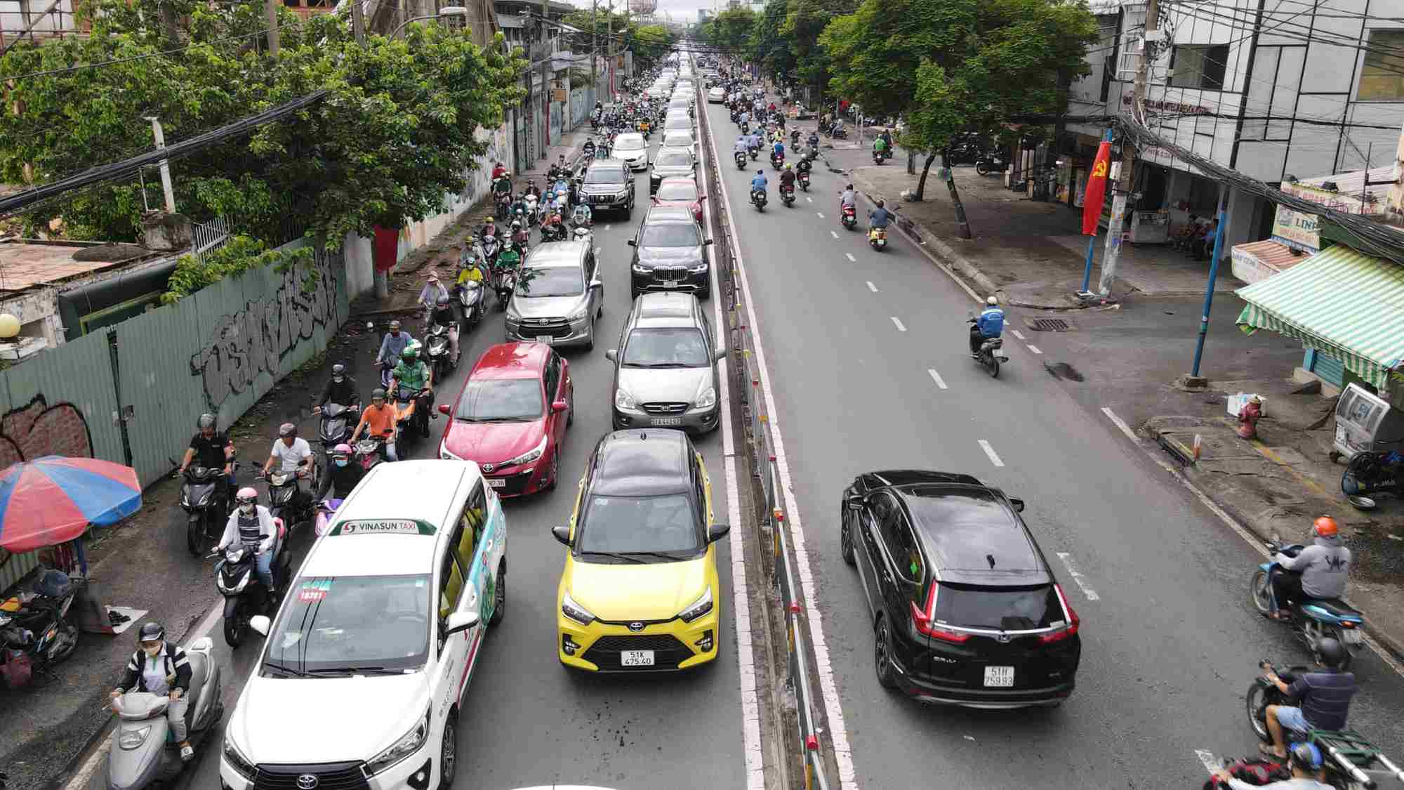 Đường Nguyễn Tất Thành nối khu Nam và trung tâm TPHCM thường xuyên ùn tắc.  Ảnh: Anh Tú