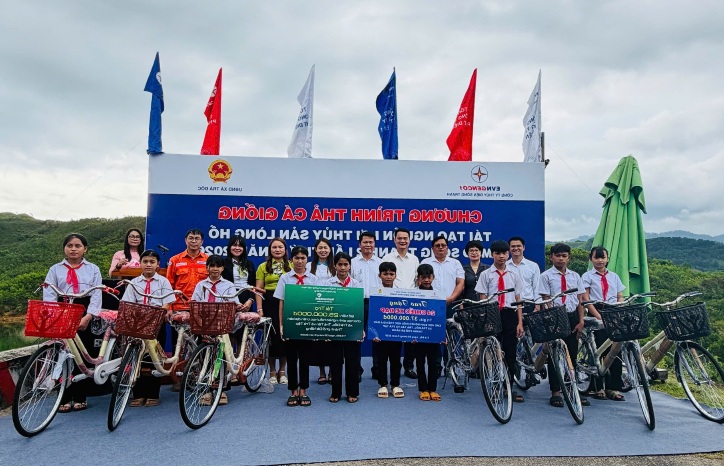 Các đơn vị phối hợp trao tặng 40 chiếc xe đạp cho các em học sinh nghèo hiếu học ở miền núi Đà Nẵng. Ảnh: Trường An
