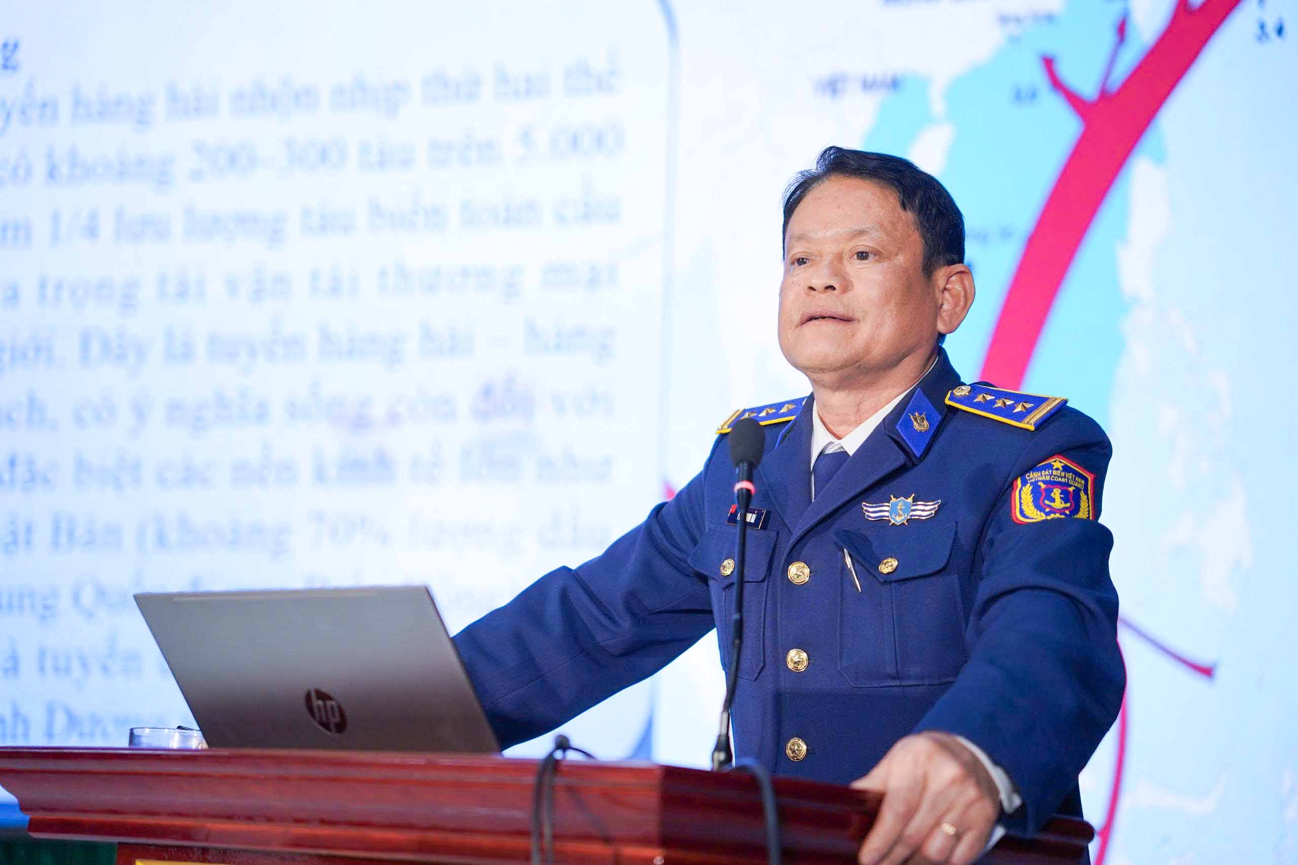 Thượng tá Phan Thanh Hải - Chính trị viên Đoàn đặc nhiệm phòng chống tội phạm ma túy số 2 thông tin tuyên truyền về Luật Cảnh sát biển Việt Nam. Ảnh: Duy Chương