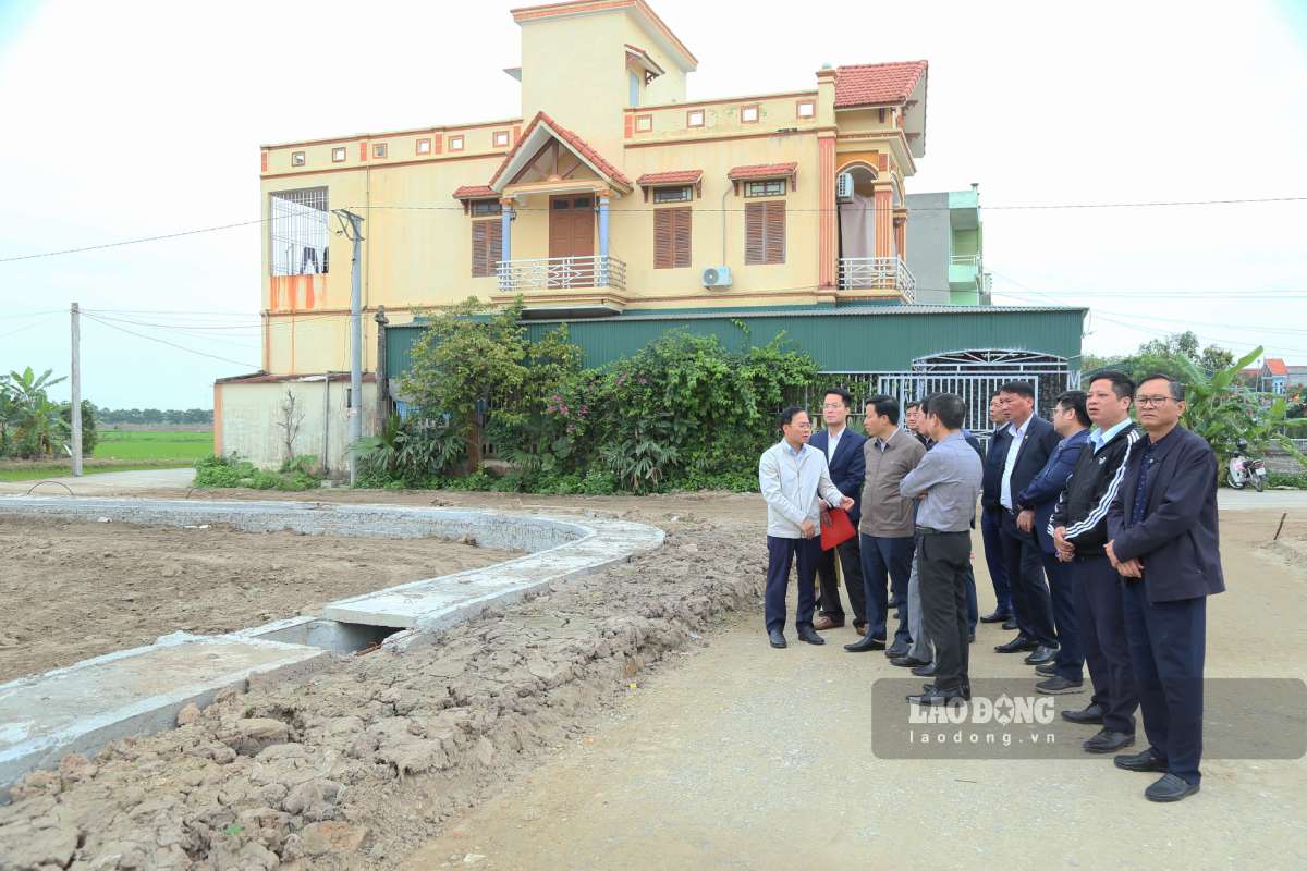 Vice Chairman of the Provincial People's Committee Lai Van Hoan inspects the construction progress of resettlement areas serving site clearance for the Ninh Binh - Hai Phong expressway. Photo: Luong Ha