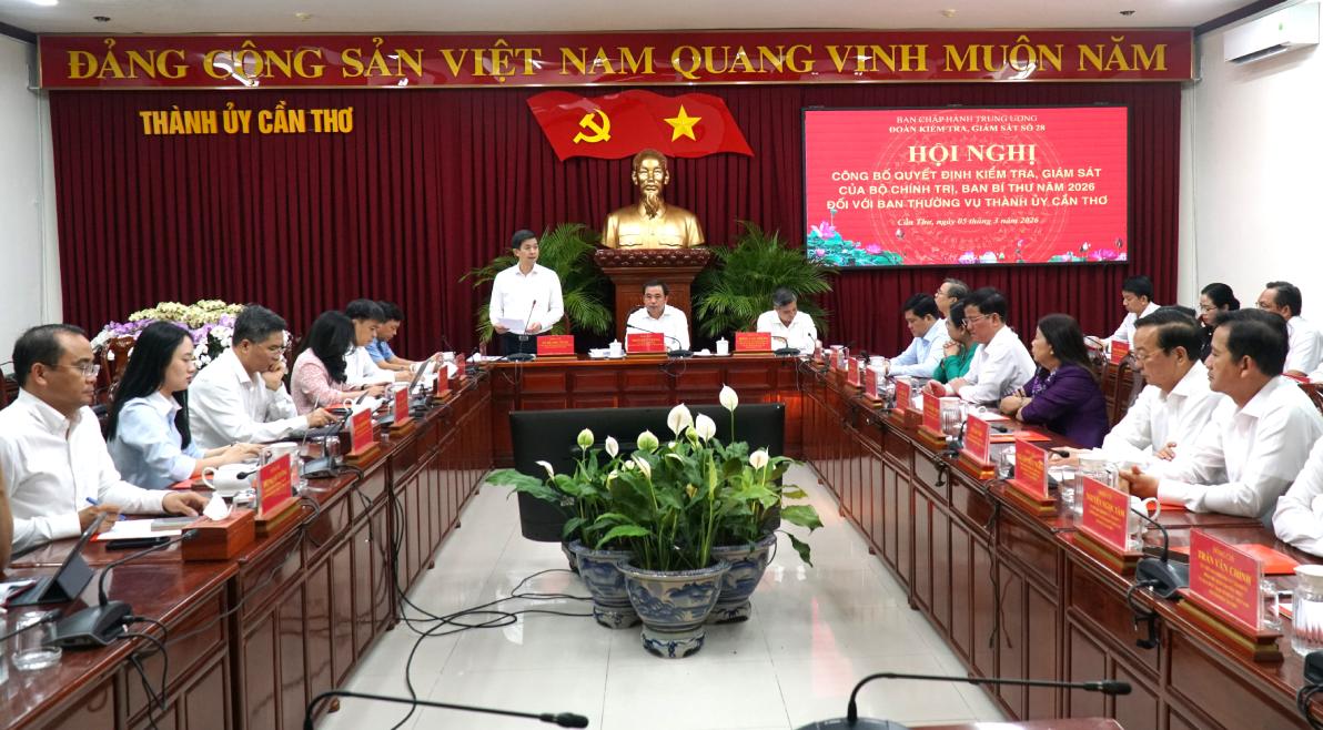 Ủy viên Ban Chấp hành Trung ương Đảng, Bí thư Thành ủy Cần Thơ Lê Quang Tùng phát biểu tiếp thu ý kiến. Ảnh: Tạ Quang