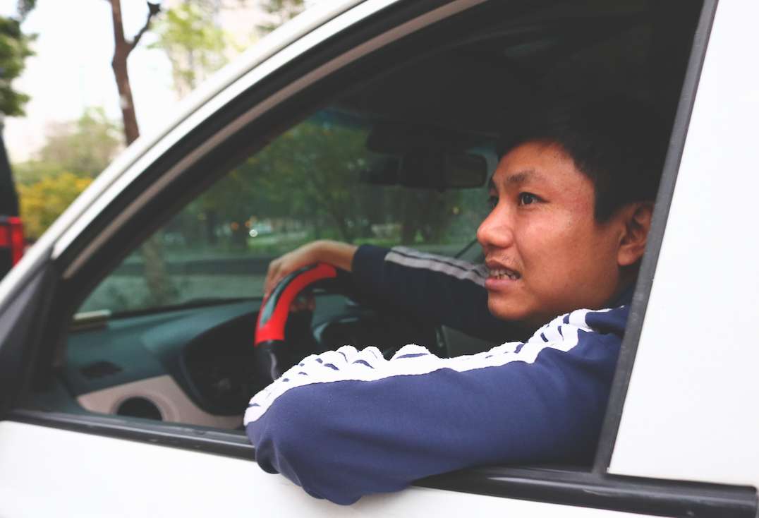 When gasoline prices increase, the amount of money to refuel each day also increases, causing the actual income of drivers to shrink. Photo: Tuyet Lan