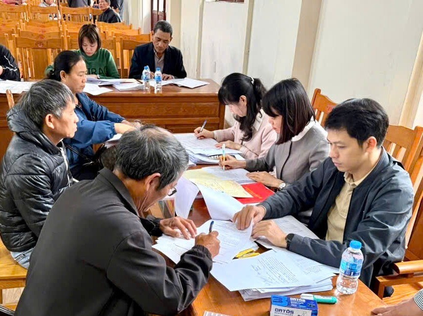 Hong An ward pays to households whose land is recovered. Photo: Hai Phong e-Portal