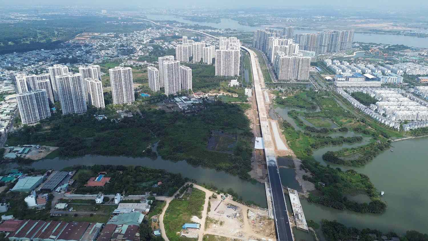 Đường Vành đai 3 TPHCM trên cao đi qua Vinhomes Grand Park đang thảm nhựa. Ảnh: Minh Quân