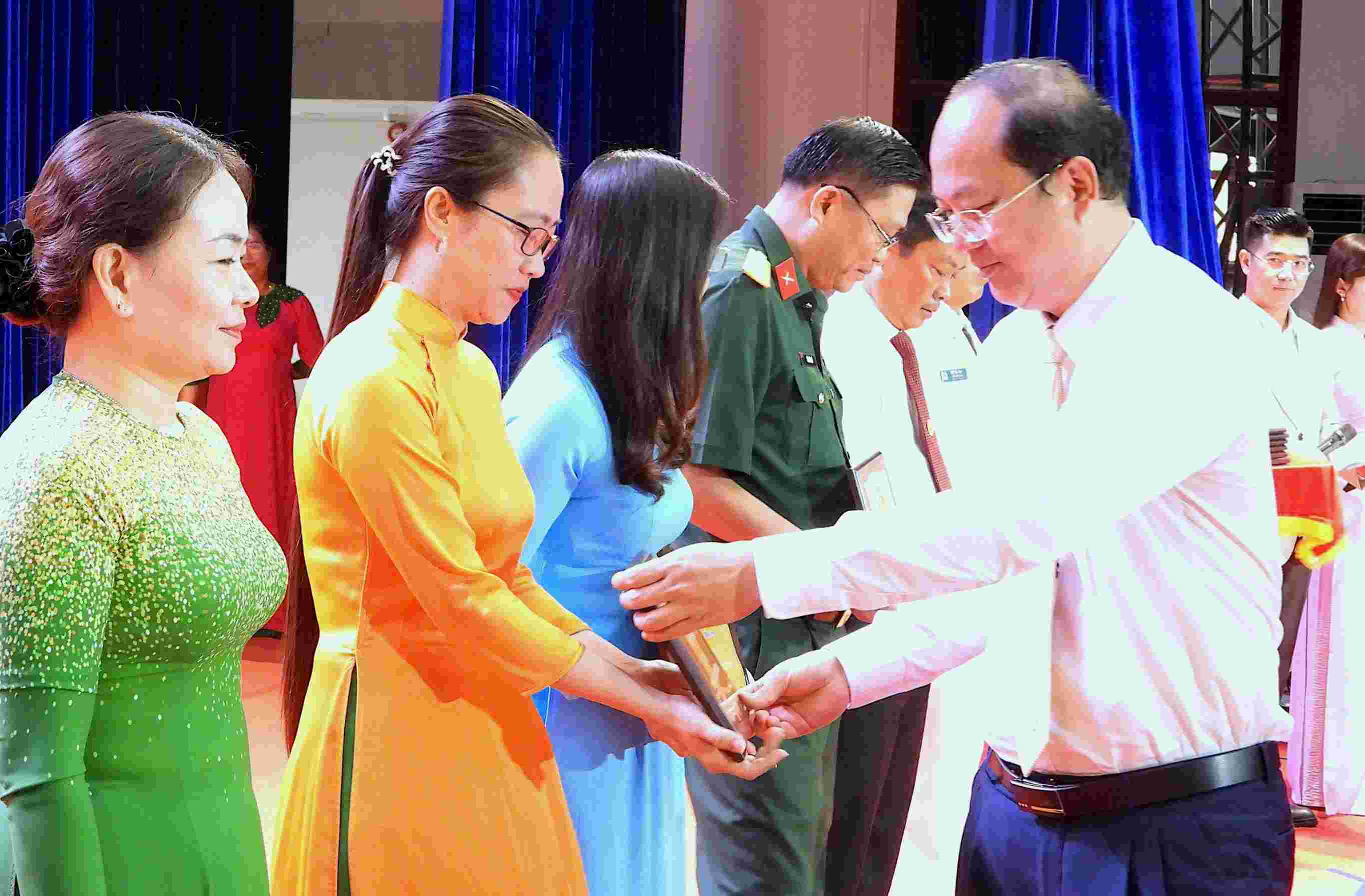 Bí thư Tỉnh uỷ Cà Mau Nguyễn Hồ Hải trao bản Vinh danh ghi nhận sự đóng góp của Bí thư Chi bộ, cá nhân có thành tích cao năm 2025. Ảnh: Nhật Hồ.