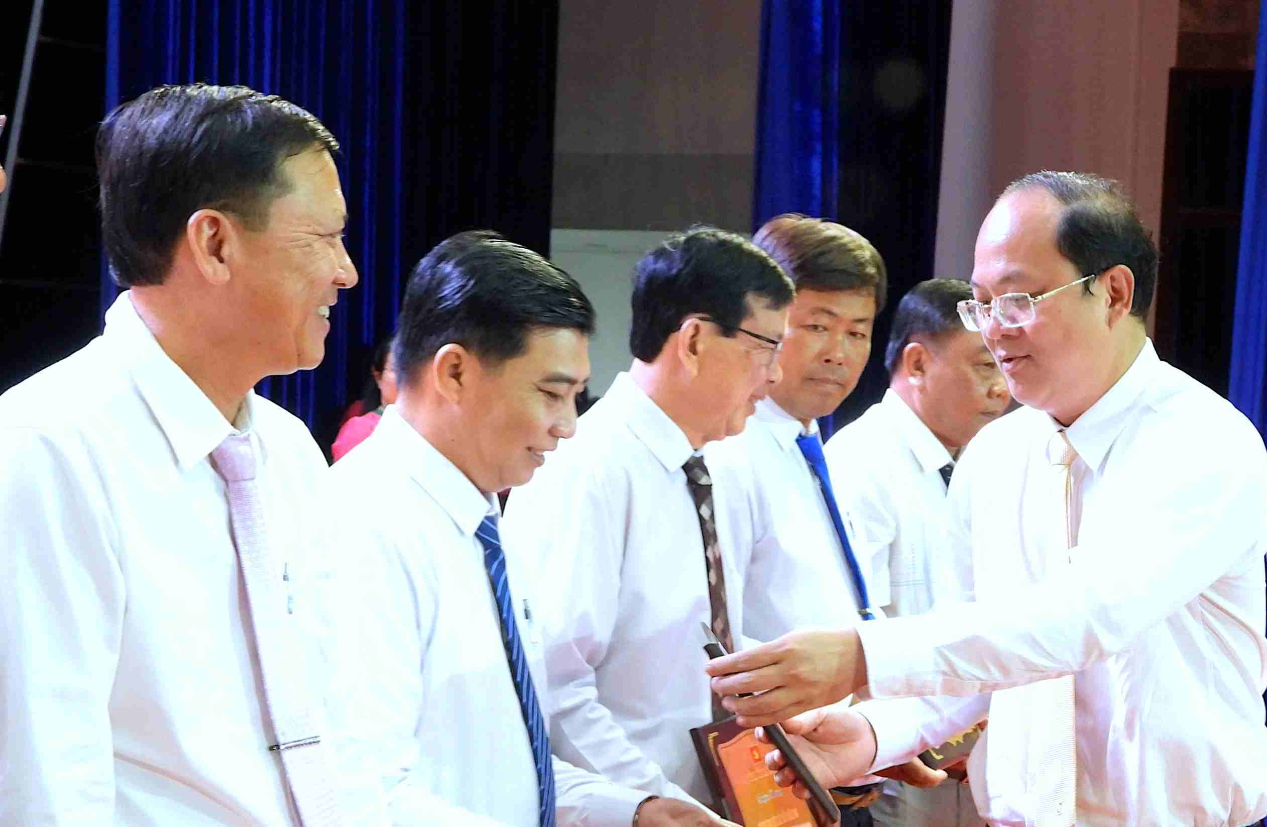 Ca Mau Provincial Party Secretary presents certificates of merit to individuals with high achievements in 2025. Photo: Nhat Ho